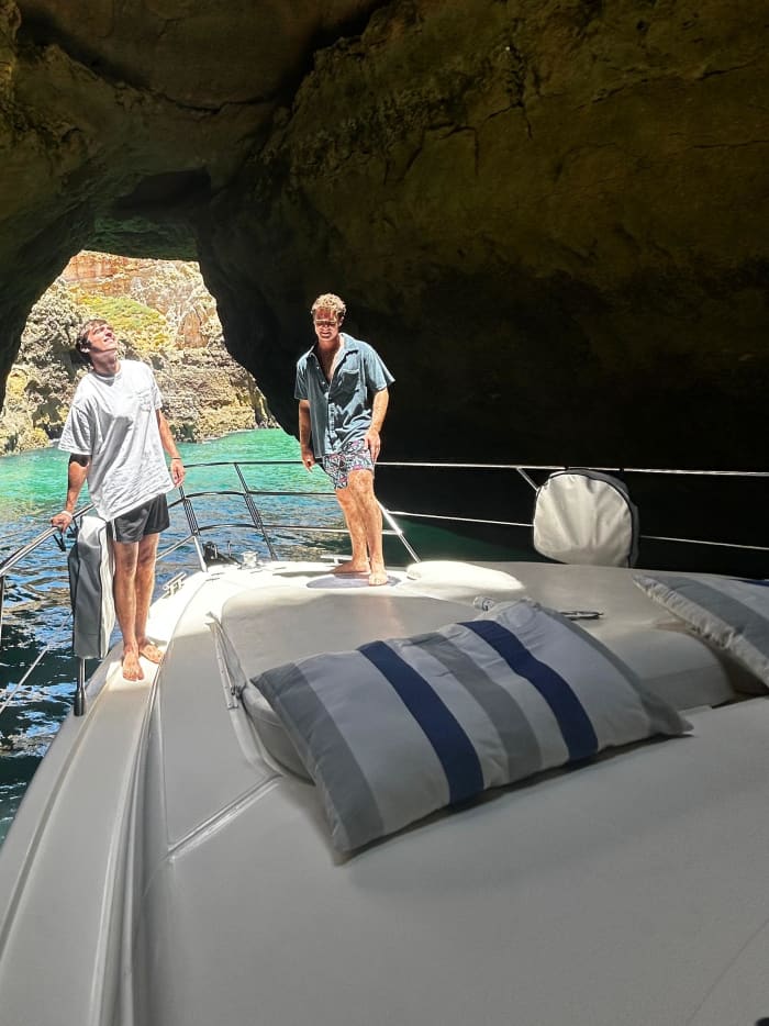 Cruzeiro de 8 Horas em um iate Privado, Jet Ski (valor não incluído) visite a Gruta Benagil, Alfazina, Capitão, Arco triunfo, Contrabando, Andorinhas, Pássaros, almoço num Restaurante de Praia (valor não incluído), Nadar no Mar, Scooter Elétrica, Bachelorette….