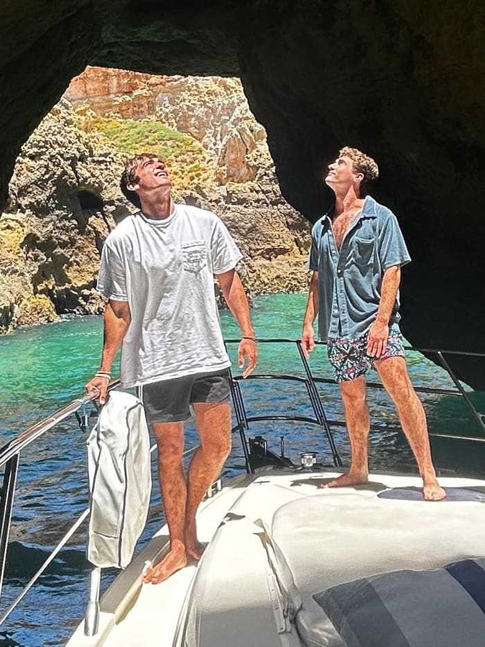 Cruzeiro de 8 Horas em um iate Privado, Jet Ski (valor não incluído) visite a Gruta Benagil, Alfazina, Capitão, Arco triunfo, Contrabando, Andorinhas, Pássaros, almoço num Restaurante de Praia (valor não incluído), Nadar no Mar, Scooter Elétrica, Bachelorette….