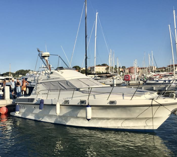 Entspannen Sie sich bei einer 3,5-stündigen Bootsfahrt in Antibes.