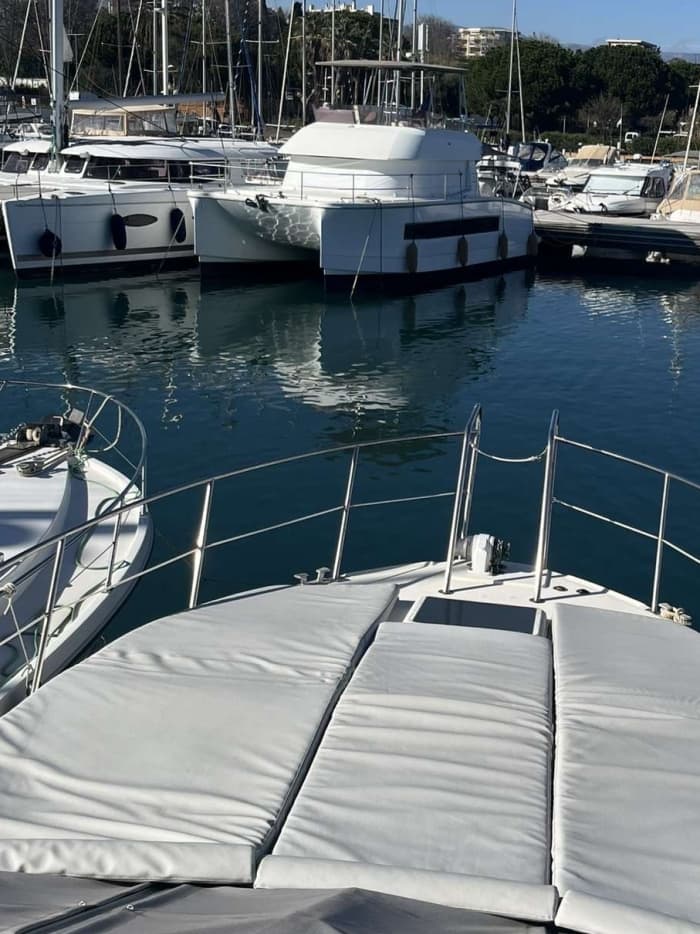 Entspannen Sie sich bei einer 3,5-stündigen Bootsfahrt in Antibes.