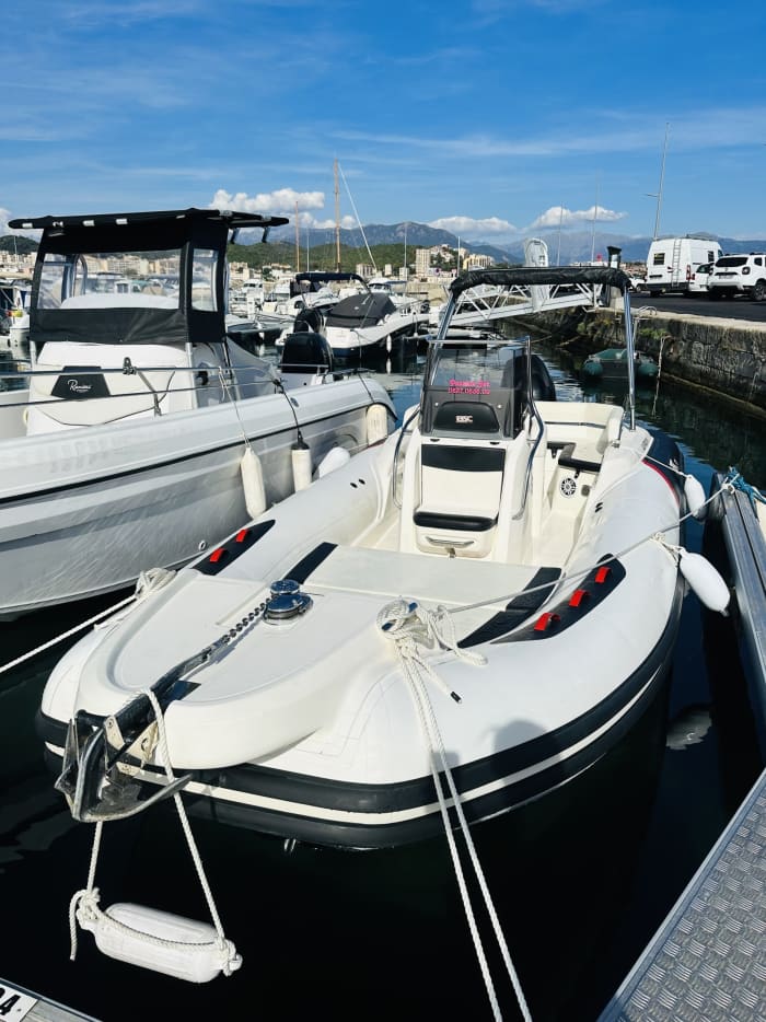 Genießen Sie eine 9-stündige Motorbootfahrt zur Erkundung von Ajaccio.
