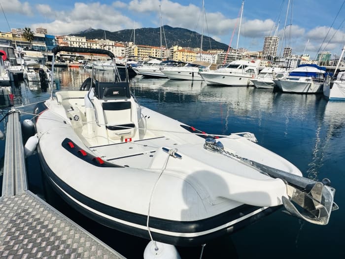 Genießen Sie eine 9-stündige Motorbootfahrt zur Erkundung von Ajaccio.