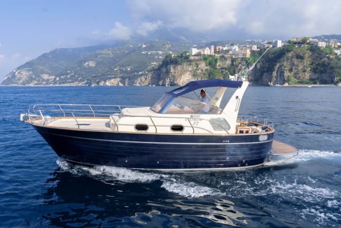 Discover Sorrento on a motorboat for 8h