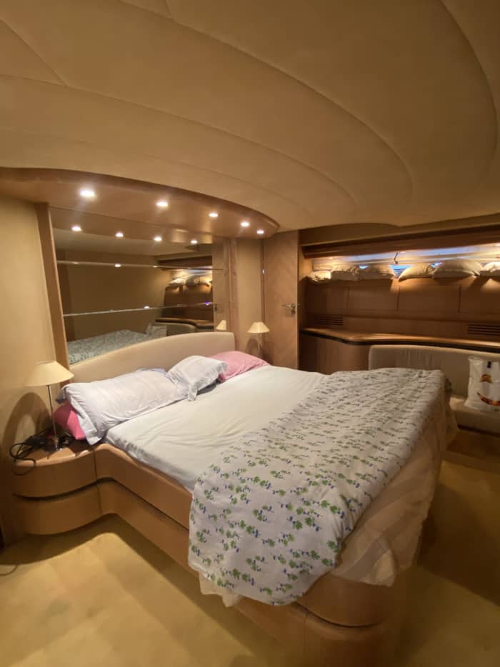 Entdecken Sie La Spezia in 9 Stunden: ein luxuriöses Erlebnis an Bord einer Motoryacht, ab 2000 Euro pro Tag, für bis zu sechs Personen, der Preis sinkt mit zunehmender Buchungsdauer.