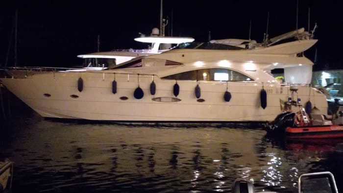 Entdecken Sie La Spezia in 9 Stunden: ein luxuriöses Erlebnis an Bord einer Motoryacht, ab 2000 Euro pro Tag, für bis zu sechs Personen, der Preis sinkt mit zunehmender Buchungsdauer.