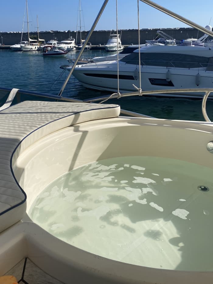 Entdecken Sie La Spezia in 9 Stunden: ein luxuriöses Erlebnis an Bord einer Motoryacht, ab 2000 Euro pro Tag, für bis zu sechs Personen, der Preis sinkt mit zunehmender Buchungsdauer.
