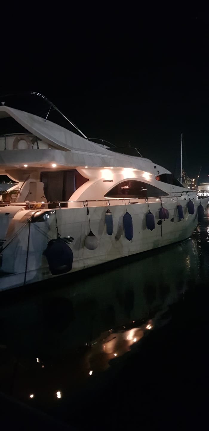 Eleganz auf See: Entdecken Sie La Spezia an Bord einer luxuriösen Motoryacht