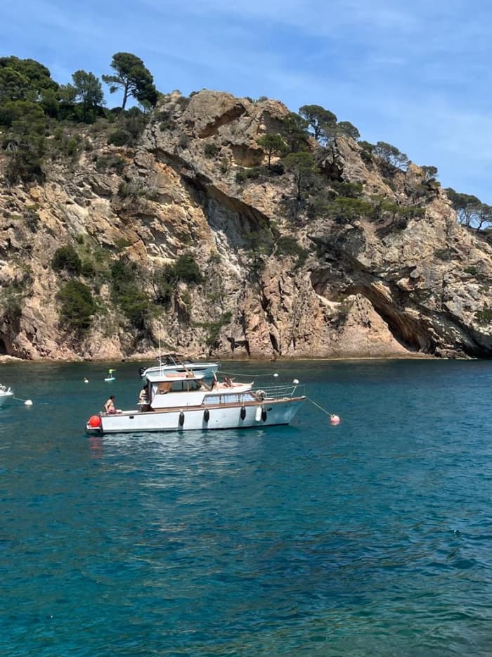 Utforska Vilanova i la Geltrú på en halv dag: Hyr en motorbåt i 3 timmar.