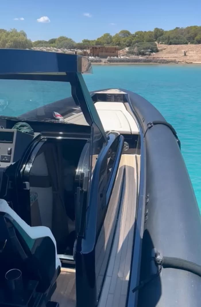Blanc, bleu et divin : une journée complète sur un bateau à moteur