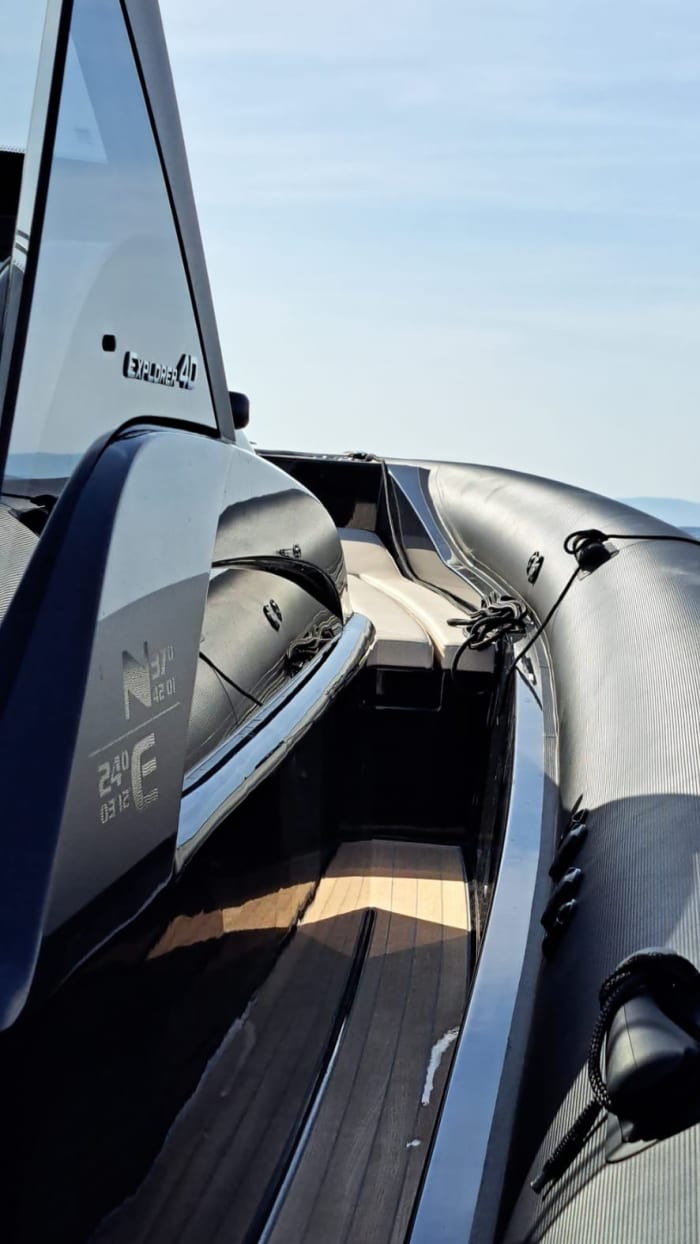 Blanc, bleu et divin : une journée complète sur un bateau à moteur