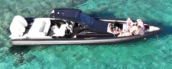 Blanc, bleu et divin : une journée complète sur un bateau à moteur