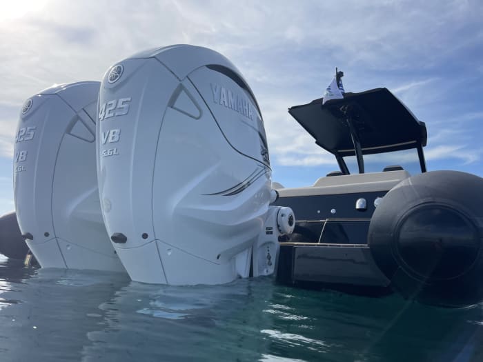 Blanc, bleu et divin : une journée complète sur un bateau à moteur
