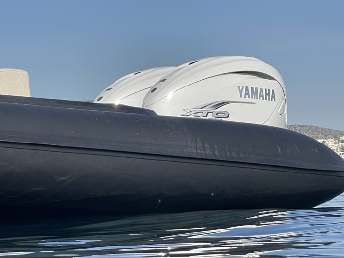 Blanc, bleu et divin : une journée complète sur un bateau à moteur