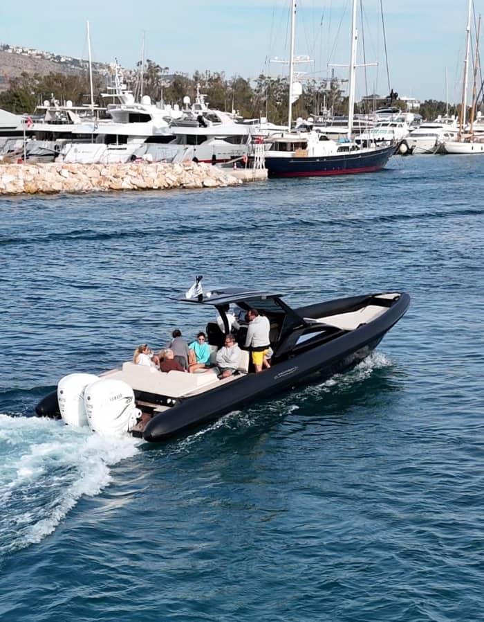 Blanc, bleu et divin : une journée complète sur un bateau à moteur