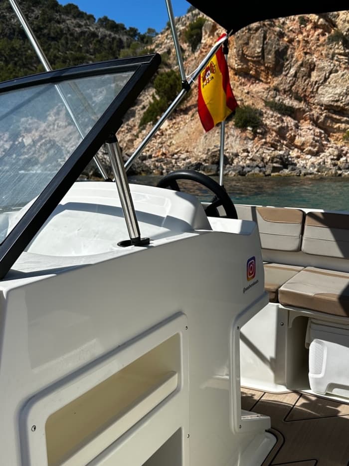 Ontdek de kust van Santa Ponsa: een complete dagtocht aan boord van een motorboot