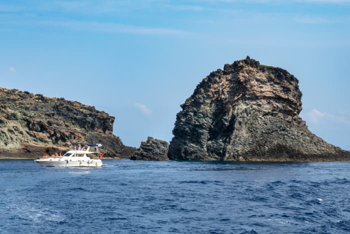 Le luxe réinventé à Pantelleria : une journée inoubliable sur un yacht à moteur