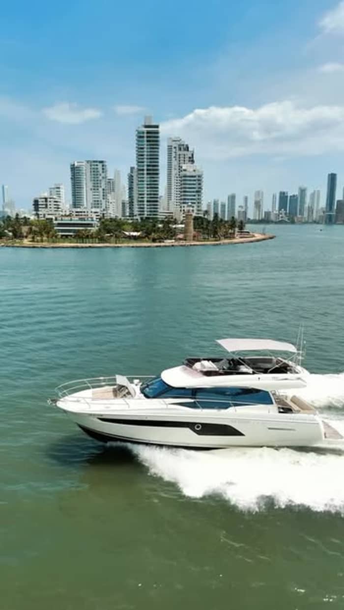 Luxury 80ft Azimut Superyacht Charter in Cancun – Flybridge Yacht