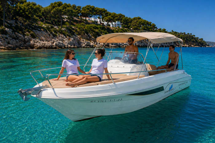 Boot huren met schipper voor 4 uur in Palma de Mallorca | Brandstof inbegrepen + kristalheldere baaien