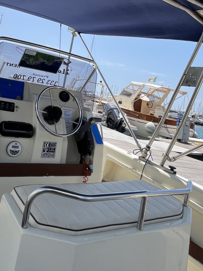 Une journée à Salerne sur un bateau à moteur