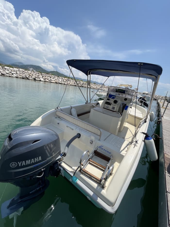 Une journée à Salerne sur un bateau à moteur