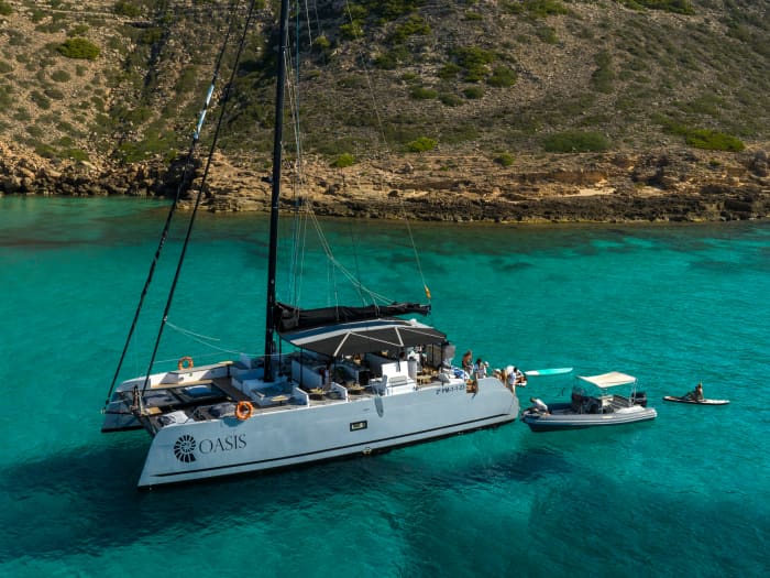Mezza giornata da sogno in mare: calette segrete e relax a bordo