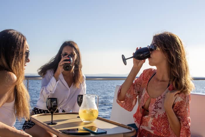 Mezza giornata da sogno in mare: calette segrete e relax a bordo