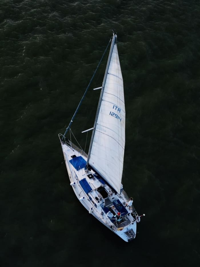Escursione in barca a vela di un'intera giornata sull'isola di Faial.