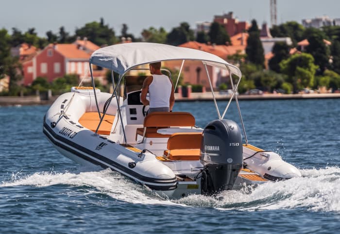 Louez un bateau à moteur pour 8 à 9 heures de plaisir