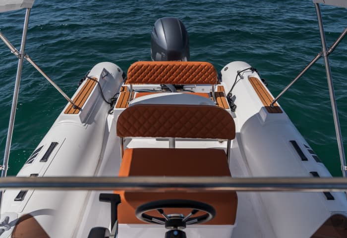 Louez un bateau à moteur pour 8 à 9 heures de plaisir