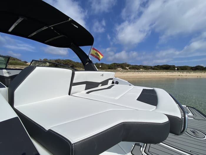 Monterey 278 All inclusive, fuel, skipper, Sail to Formentera Illetas with a fixed price and without worries.