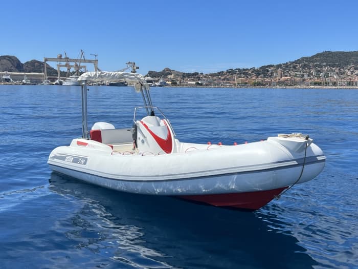Commencez vos vacances par 4 heures de plaisir sur un bateau à moteur