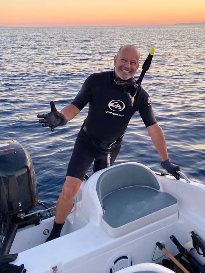3h30 to explore Aliki on a motorboat