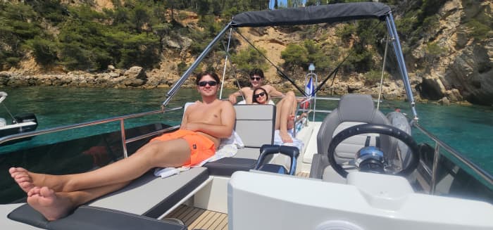 Utforska Bandol med båt: En heldag på vattnet ombord på en motorbåt