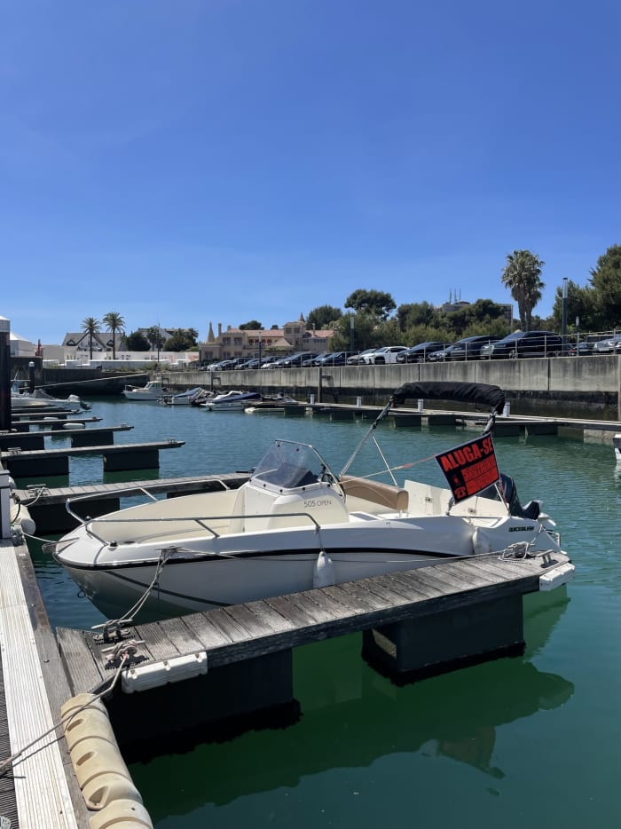 Entdecken Sie Cascais auf einer halbtägigen Motorbootfahrt