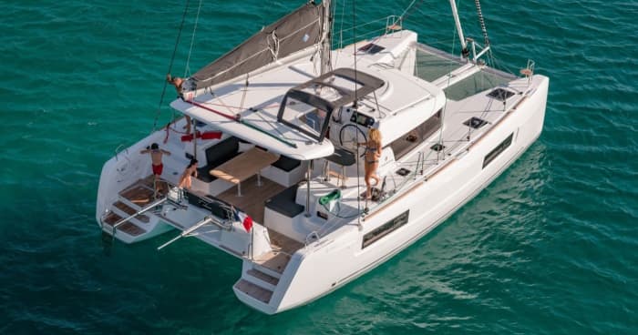 Prepare-se para a alegria: um dia inteiro de autêntica navegação em catamarã em Sotogrande.