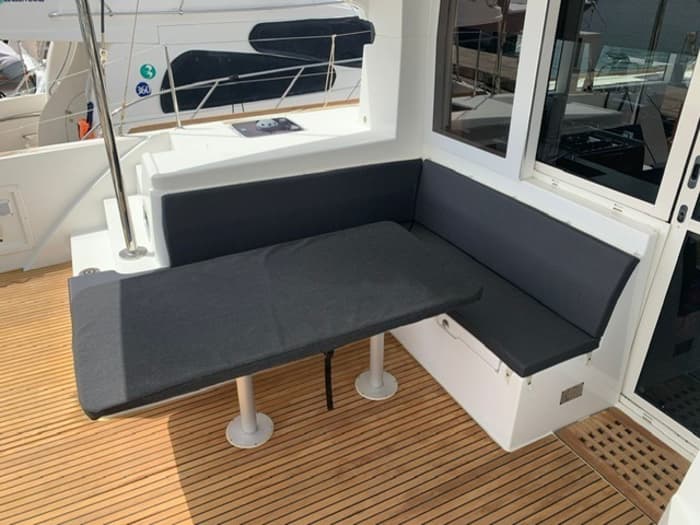 Prepare-se para a alegria: um dia inteiro de autêntica navegação em catamarã em Sotogrande.