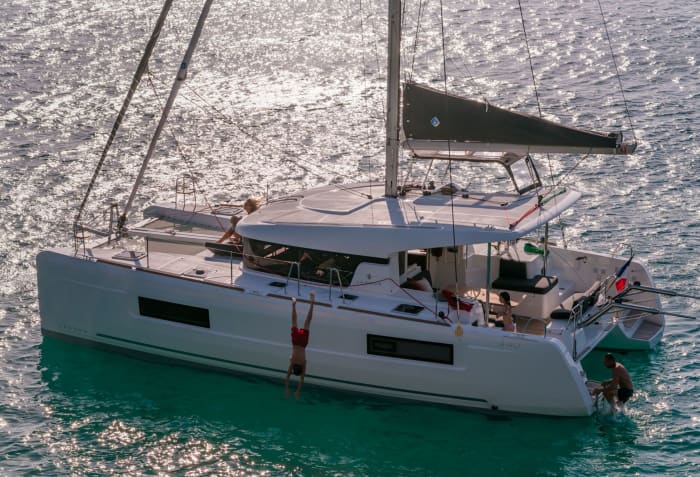 Prepare-se para a alegria: um dia inteiro de autêntica navegação em catamarã em Sotogrande.