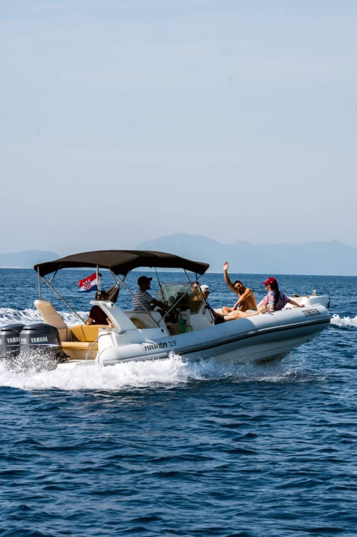3h30 sol runt Dubrovnik på en motorbåt