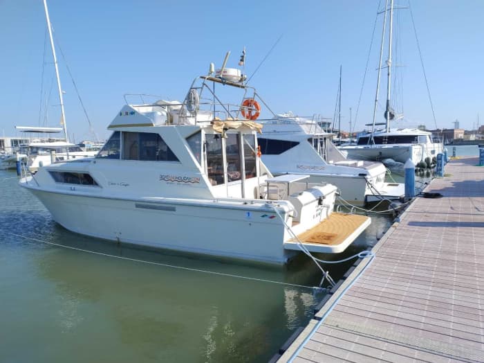 Jouw dag in Fano: Huur een motorboot voor 5 uur en 15 minuten ontdekkingstocht.