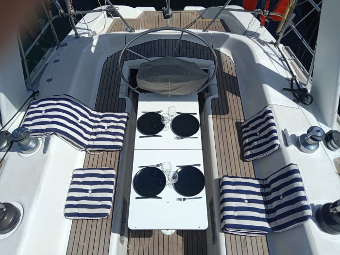 Make every moment count: A full day of sun around Hyères on a sailboat