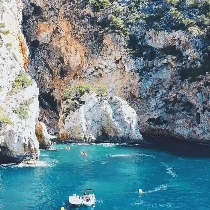 A full day of sun and turquoise waters along the coasts of Denia and Jávea.
