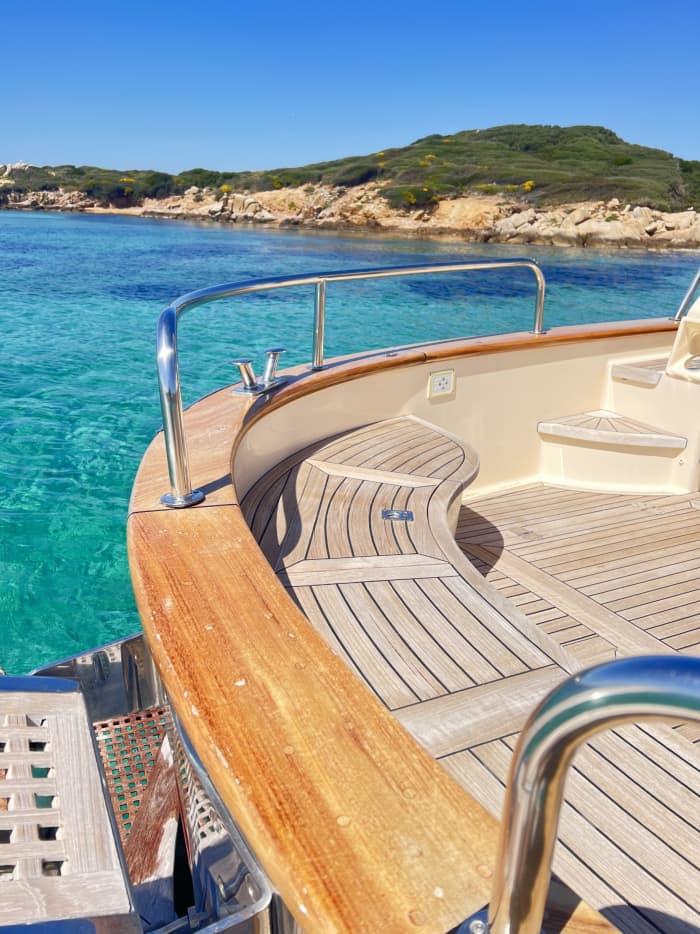 Entdecken Sie die Küste von La Maddalena: Ein kompletter Tagesausflug an Bord eines Motorboots