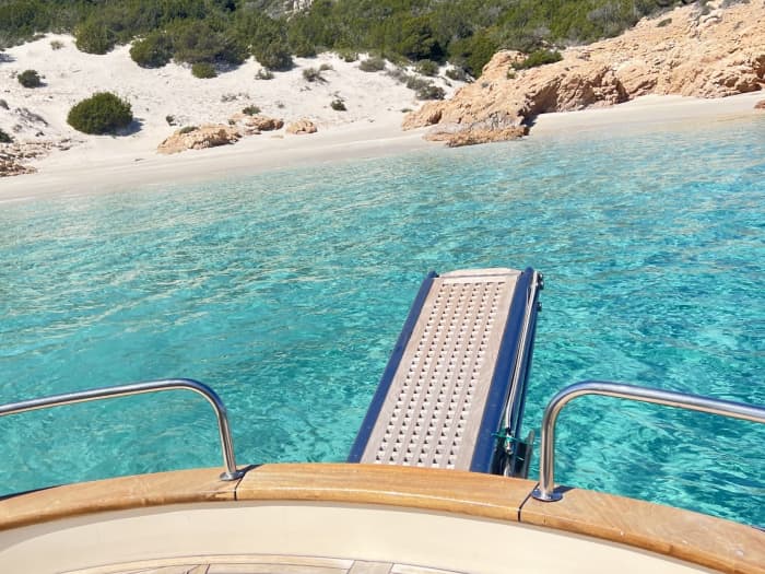 Entdecken Sie die Küste von La Maddalena: Ein kompletter Tagesausflug an Bord eines Motorboots