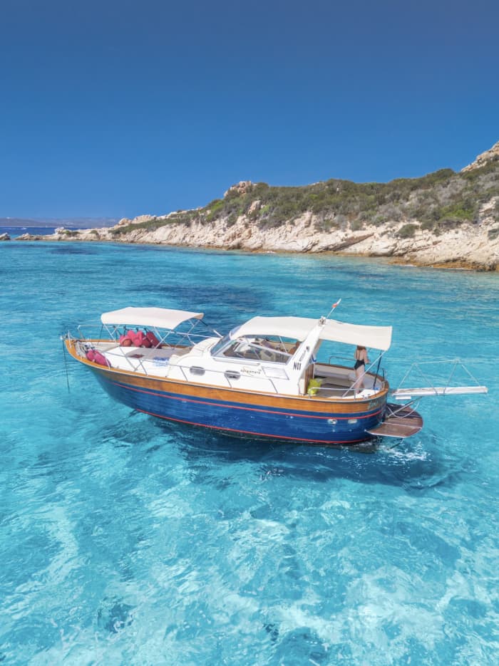 Entdecken Sie die Küste von La Maddalena: Ein kompletter Tagesausflug an Bord eines Motorboots