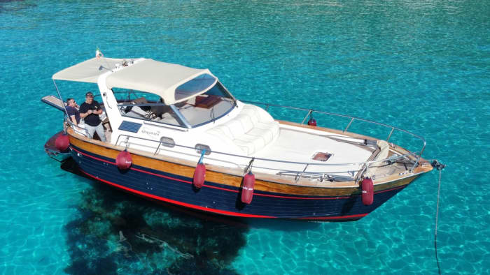 Entdecken Sie die Küste von La Maddalena: Ein kompletter Tagesausflug an Bord eines Motorboots