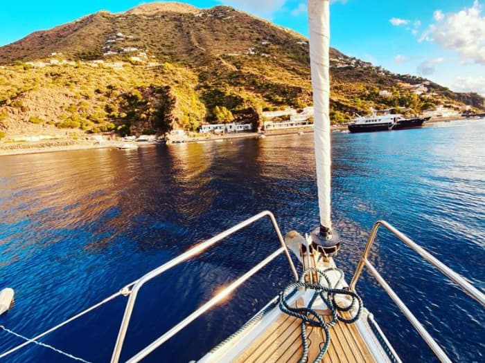 Spend a 6h sailing around Palermo on a sailboat