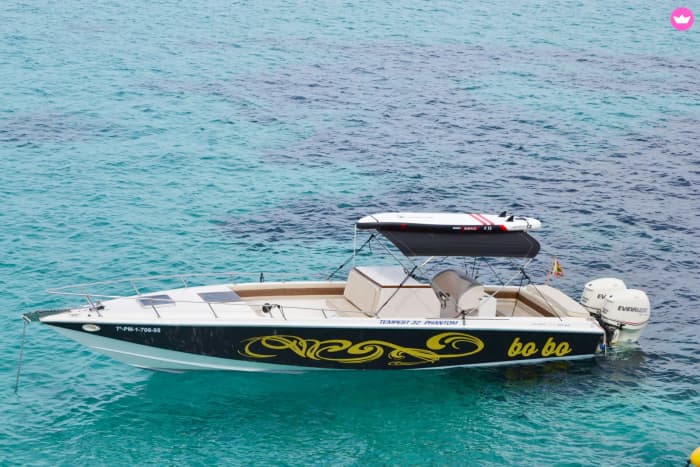 Vivi un'esperienza in barca a Maiorca come fanno i locali. Durata: 4 ore.

Tutto incluso: barca, skipper, carburante, snack e bevande locali, paddleboard, attrezzatura per lo snorkeling e galleggianti.
Nessun costo aggiuntivo.
