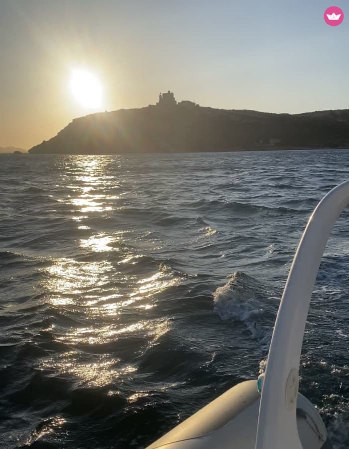 Paseo en barco al atardecer y aperitivo al atardecer en Cagliari.