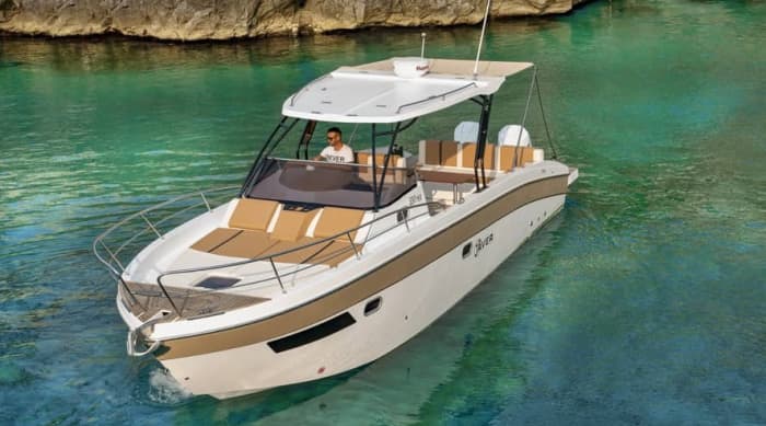 Détendez-vous sur un bateau à moteur à Castro Marina pendant 4 heures