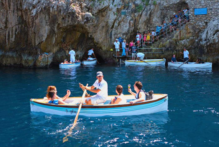 Välj din ideala tur mellan Capri och Amalfi! Anpassningsbar privat båt med bekväm ombordstigning från Neapel, Sorrento, Positano eller Amalfi.